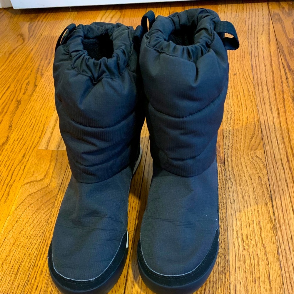 Youth adidas snow pull on boots like new size 5